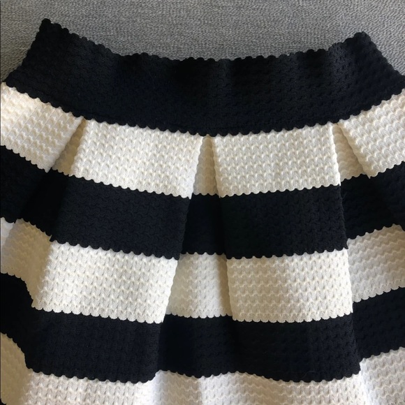Forever 21 Black and white skirt- Small - Picture 7 of 7